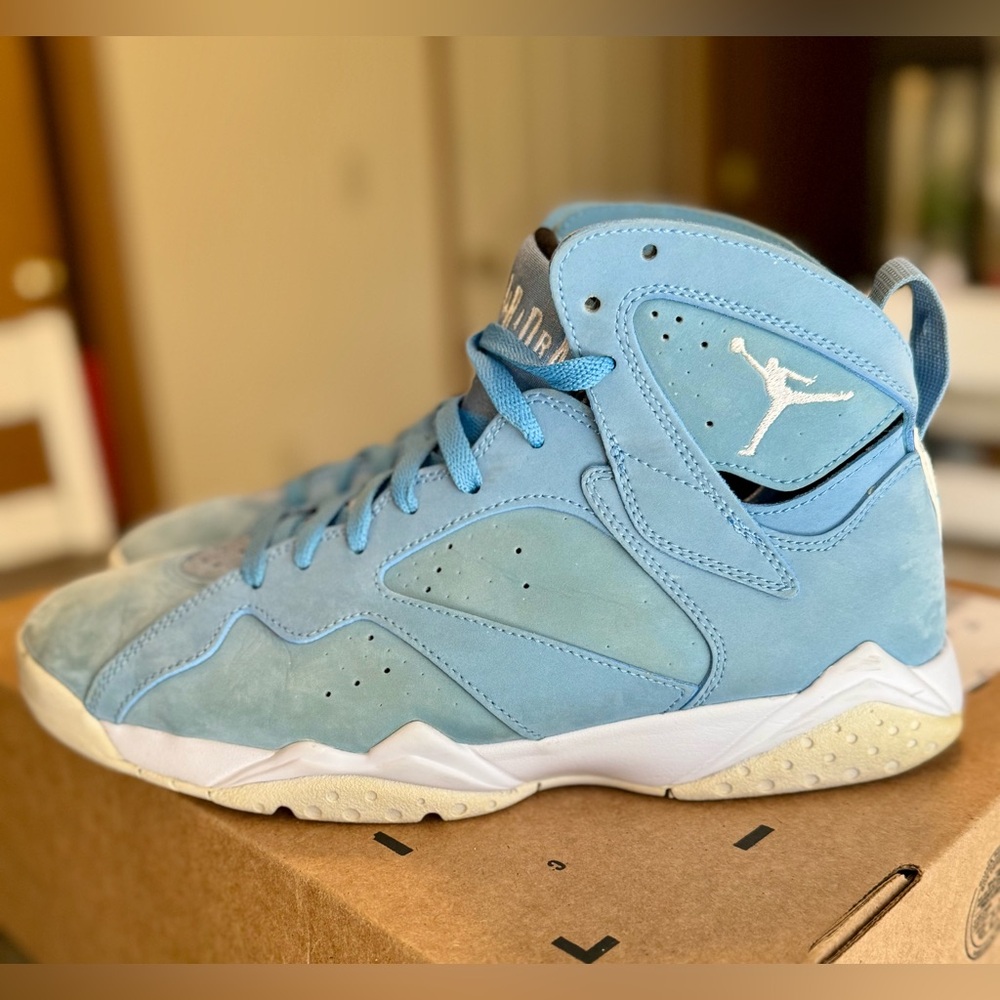 Jordan 7 Retro Pantone